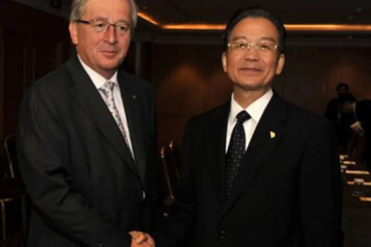 O coordenador dos ministros das Finanças da zona do euro, Jean-Claude Juncker, e o premiê chinês, Wen Jiabao (Georges Gobet/AFP/AFP)