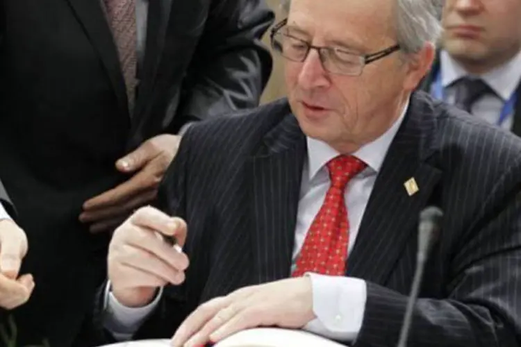 O primeiro-ministro de Luxemburgo e presidente do Eurogrupo Jean-Claude Juncker assina o pacto de Estabilidade
 (Francois Lenoir/AFP)