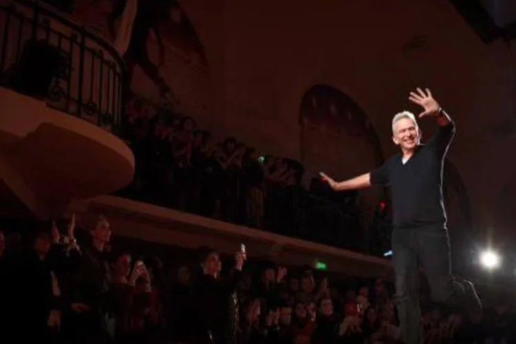 Jean Paul Gaultier saúda o público no desfile da coleção de Primavera-verão 2013 (Martin Bureau/AFP)