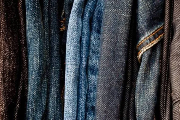 Uma calça jeans pode consumir até 3.480 litros de água durante todo seu ciclo de uso (Divulgação)