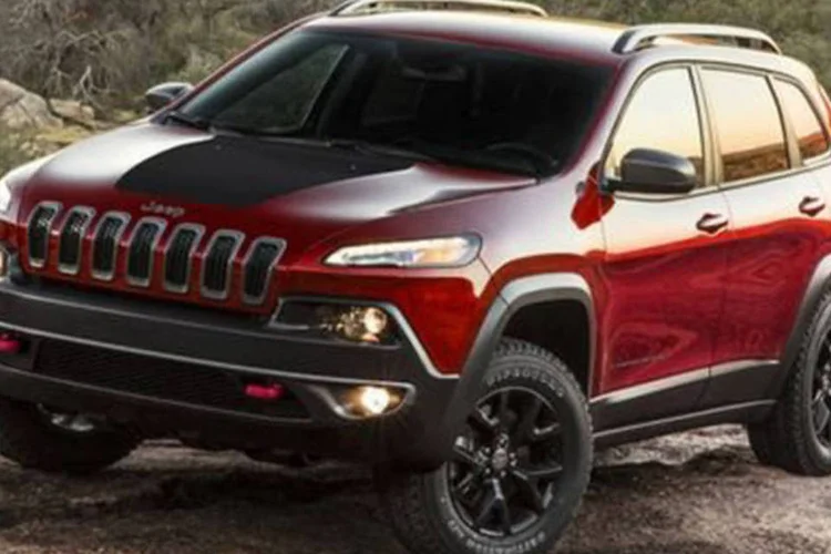 
	Com o ve&iacute;culo em um estacionamento, pesquisadores tomaram o controle do volante e fizeram o Jeep Cherokee cair em um canteiro
 (Divulgação/Jeep)