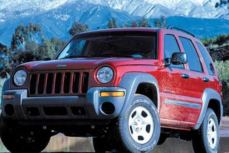 
	Jeep Cherokee ano 2001: sin&ocirc;nimo de 4x4, o primeiro Jeep nasceu para servir na guerra, mas com algumas mudan&ccedil;as, ele foi popularizado e agora faz parte do cotidiano de muita gente
 (Divulgação)