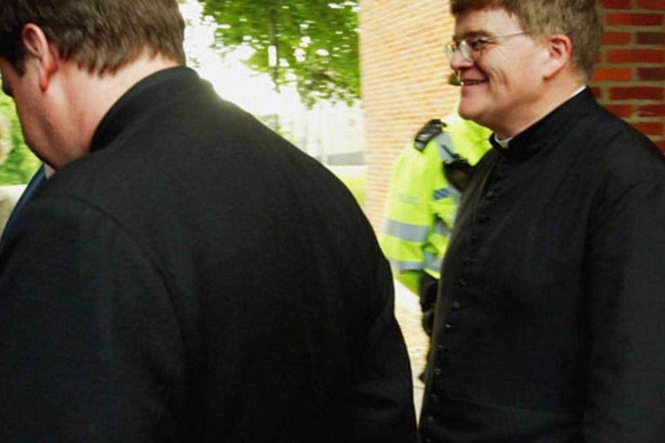 Igreja Anglicana permite sacerdotes gays se tornarem bispos