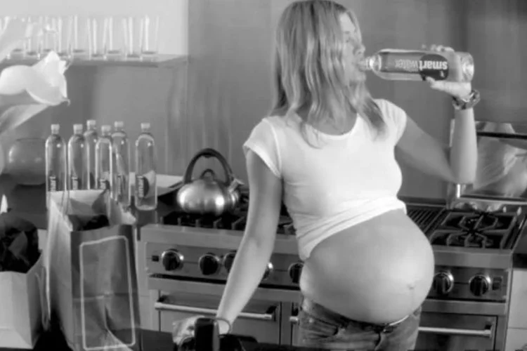 
	V&iacute;deo mostra como a atriz continua disposta a tirar sarro dela mesma nos comerciais da SmartWater
 (Reprodução)