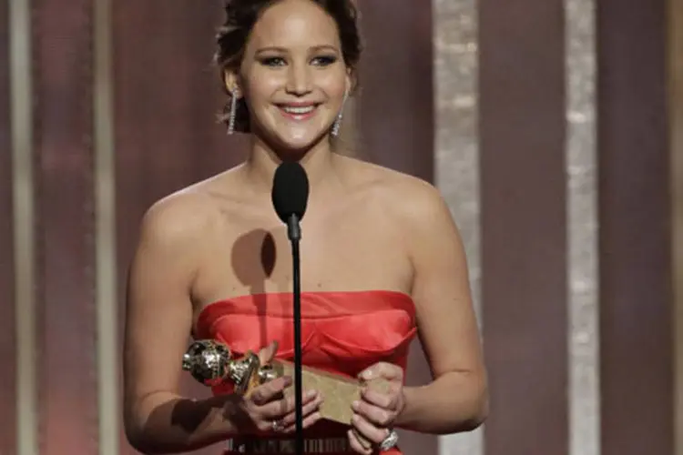 
	Jennifer Lawrence: uma vez no palco, e sorrindo apesar do ocorrido, a jovem atriz agradeceu o pr&ecirc;mio e escapou ilesa da inc&ocirc;moda situa&ccedil;&atilde;o.
 (Getty Images)