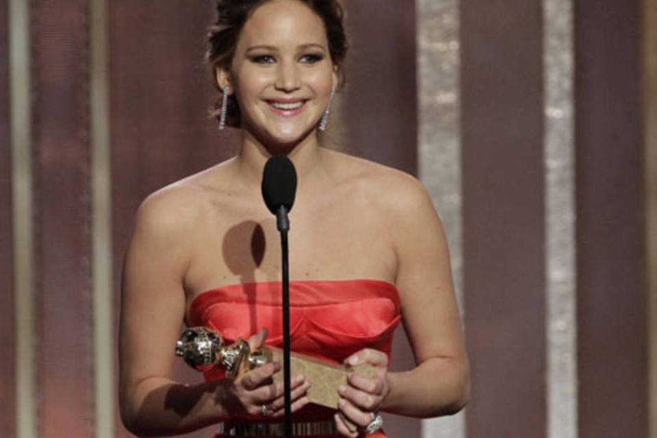 Jennifer Lawrence rasga vestido durante premiação