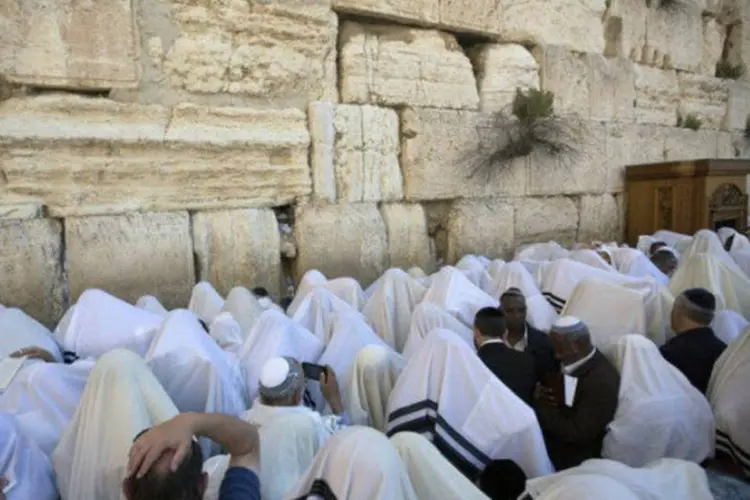 
	Judeus rezam no Muro das Lamenta&ccedil;&otilde;es, em Jerusal&eacute;m: per&iacute;odo coincide com algumas festividades judaicas
 (AFP / Menahem Kahana)