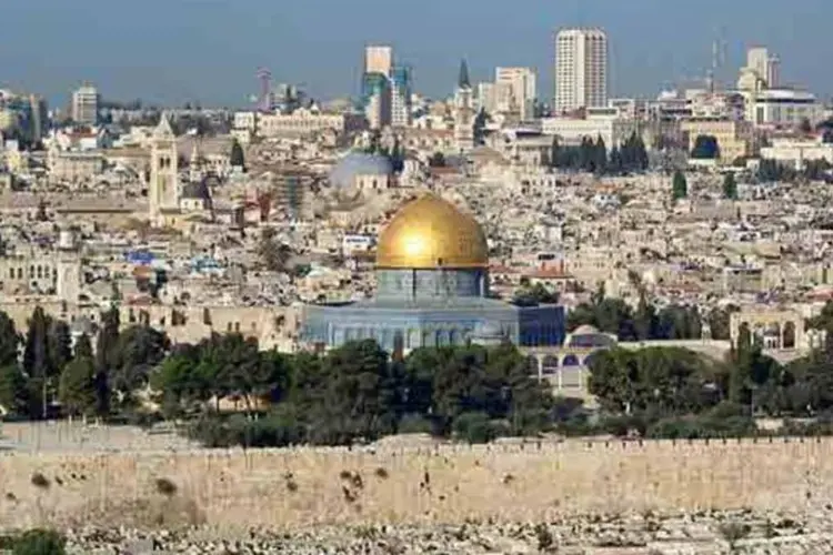 
	Jerusal&eacute;m: chefe negociador palestino, Saeb Erekat, organizou em mar&ccedil;o uma visita a Beit Safafa durante uma incomum visita de um dirigente palestino a Jerusal&eacute;m Oriental
 (Wikimedia Commons)