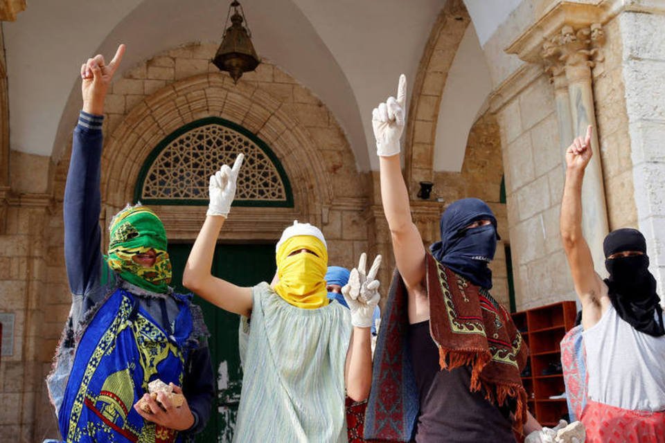 Dezenas de palestinos ocupam a Mesquita de al Aqsa