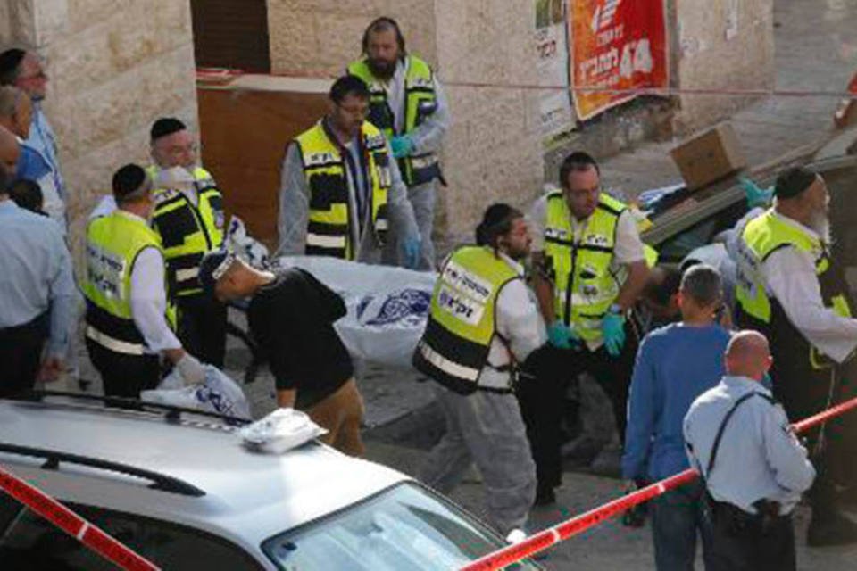Palestinos invadem sinagoga em Jerusalém e matam 4