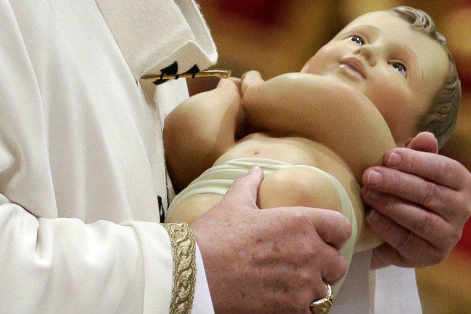 Feminista nua tira menino Jesus do presépio do Vaticano