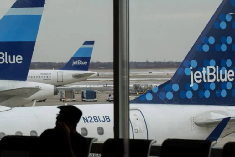 
	Avi&otilde;es da JetBlue Airways estacionados no terminal 5 do Aeroporto Internacional John F. Kennedy, em Nova York
 (Craig Warga/Bloomberg)