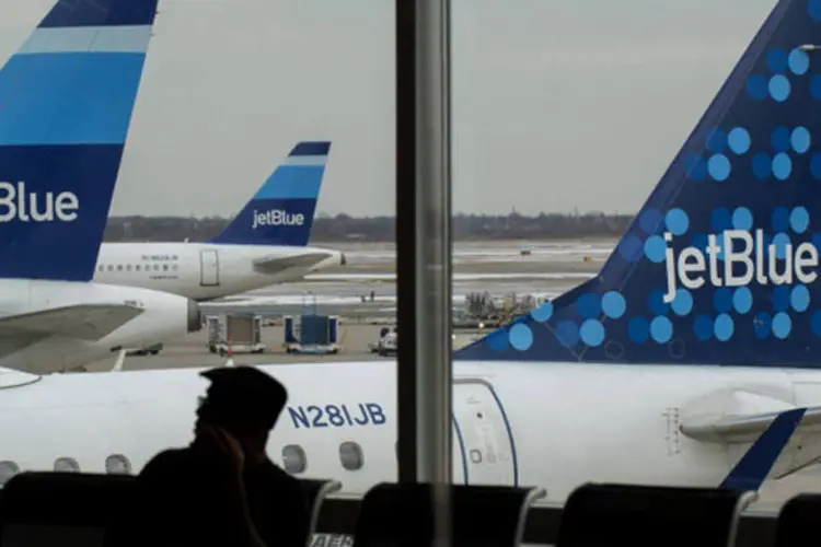 Aviões da JetBlue Airways estacionados no terminal 5 do Aeroporto Internacional John F. Kennedy, em Nova York (Craig Warga/Bloomberg)