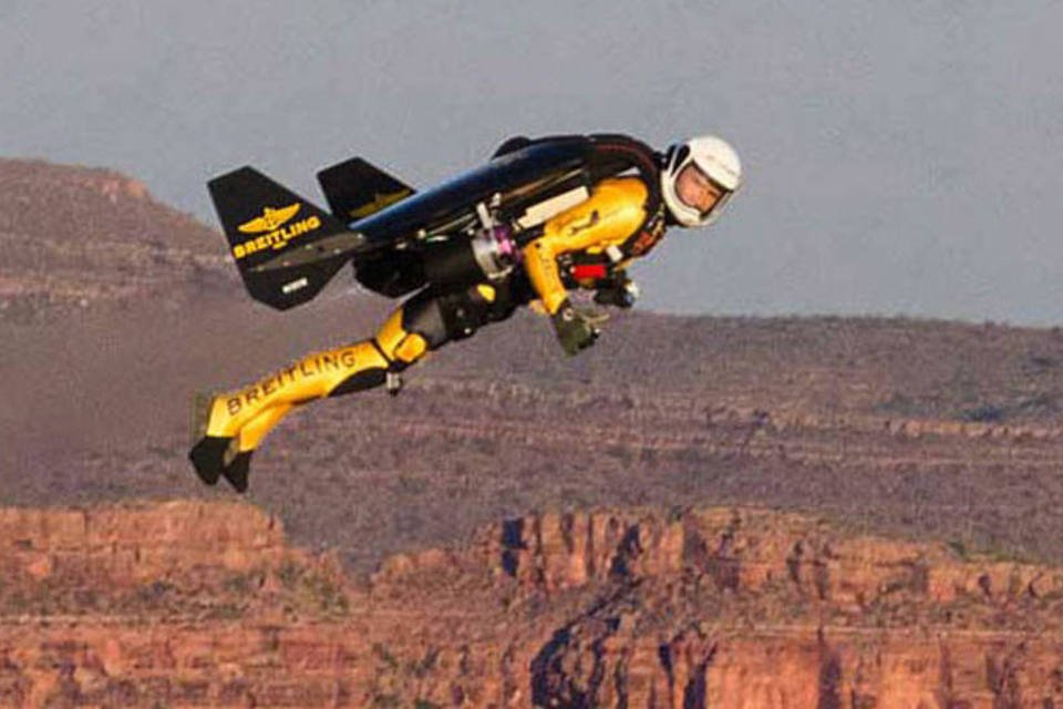 Homem Jato voa sobre o Grand Canyon