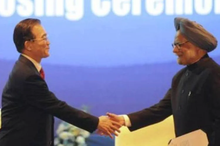 Premier indiano, Manmohan Singh, cumprimenta colega chinês, Wen Jiabao em Nova Déli (Raveendran/AFP)