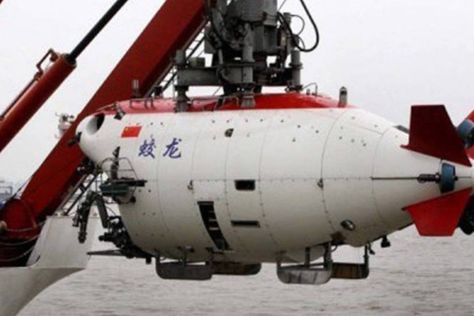 Submarino chinês bate recorde e desce 6 mil metros