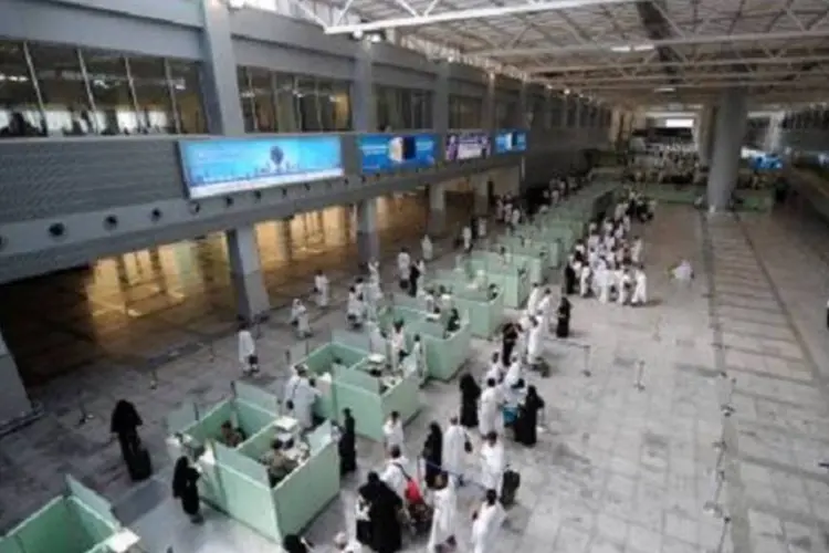 Peregrinos no aeroporto de Jidá: partes de um corpo humano caíram do céu na madrugada deste domingo (Fayez Nureldine/AFP)