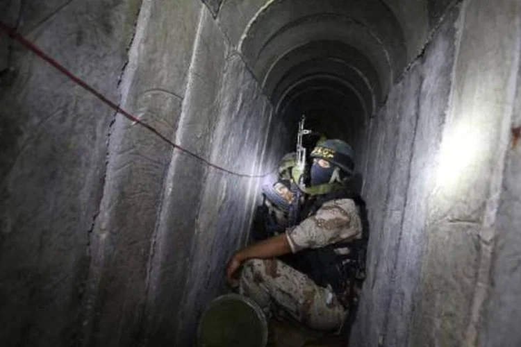 Militante palestino do braço armado da Jihad Islâmica, as brigadas Al-Qods, em um túnel subterrâneo na Faixa de Gaza (Mahmud Hams/AFP)
