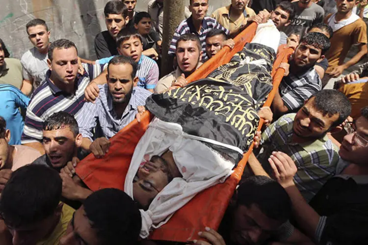 
	Palestinos carregam o corpo de um militante da Jihad Isl&acirc;mica, morto ap&oacute;s ataque a&eacute;reo de Israel
 (Mohammed Salem/Reuters)
