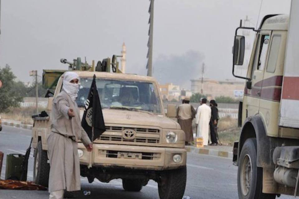 Jihadistas do EI detonam outra mesquita histórica em Mossul