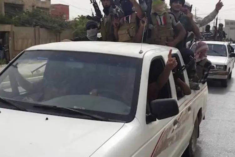 
	Jihadistas fazem sinal de vit&oacute;ria na cidade de Mossul, ao norte do Iraque
 (Reuters)