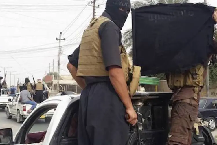 
	Jihadistas do Estado Isl&acirc;mico mascarados em Mossul, segunda maior cidade do Iraque
 (Reuters)