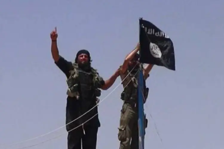 
	Militantes do Estado Isl&acirc;mico: EI n&atilde;o hesita em decapitar e at&eacute; mesmo crucificar inimigos
 (AFP)