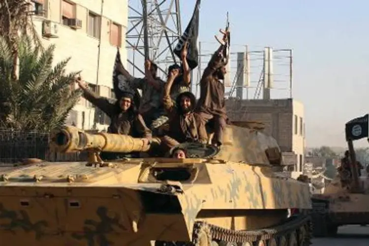 
	Imagem mostra, supostamente, jihadistas do EI na cidade s&iacute;ria de Raqa
 (AFP)