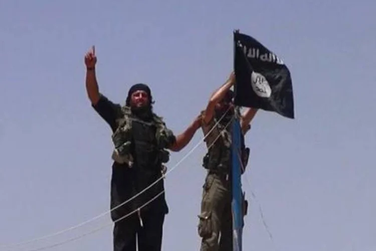 
	Membros do EI exibindo a bandeira da Jihad: grupo proibiu vendas de carne de frango da Turquia
 (AFP)