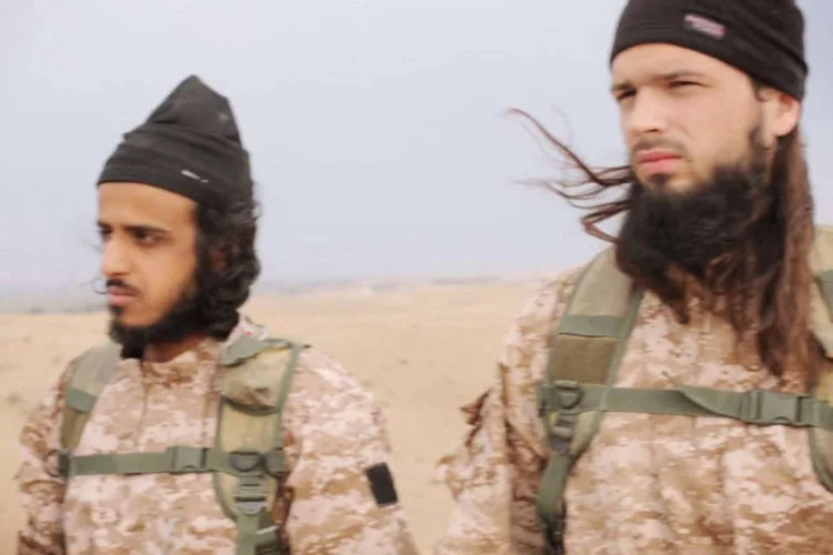 O francês Maxime Hauchard (D) junto a outro membro do Estado Islâmico em um vídeo divulgado em 16 de novembro de 2014 (AFP)