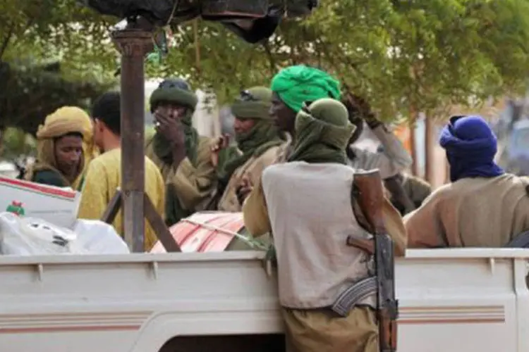 Grupo de islamistas armados em Gao, no norte do Mali: os "ocupantes" de Gao endureceram recentemente as condições de aplicação da sharia (a lei islâmica) (©AFP / Issouf Sanogo)