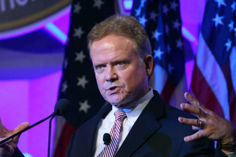 
	O ex-senador pela Virg&iacute;nia, Jim Webb: &quot;eu estou deixando o processo de prim&aacute;rias democratas&quot;
 (Mark Wilson/Getty Images)