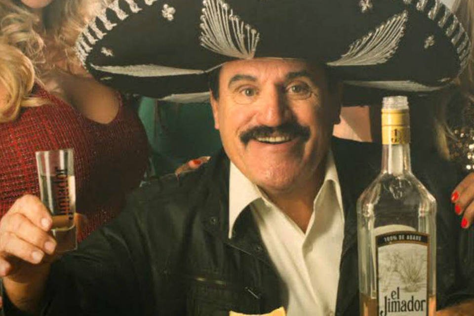 Tequila El Jimador cria campanha com personagem El Bigodon