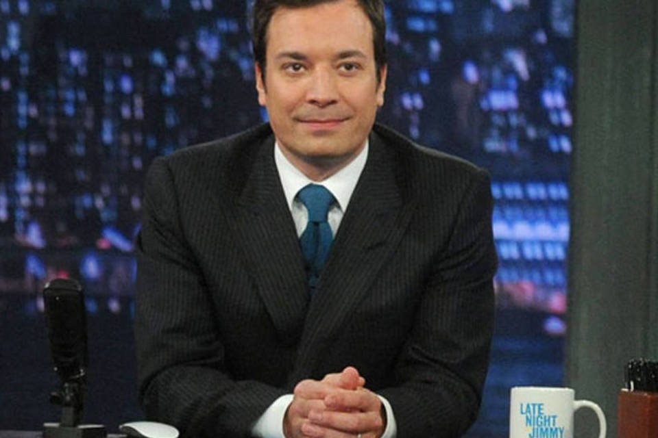 Jimmy Fallon volta ao Tonight Show após quase perder dedo