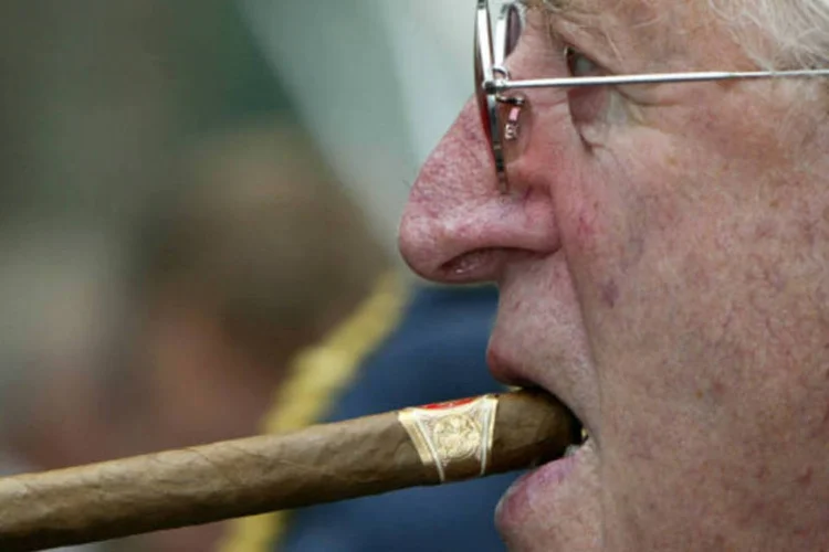 
	Jimmy Savile, morto em outubro de 2011 aos 84 anos, foi um &iacute;dolo da televis&atilde;o entre as d&eacute;cadas de 70 a 90
 (REUTERS/Paul Hackett)