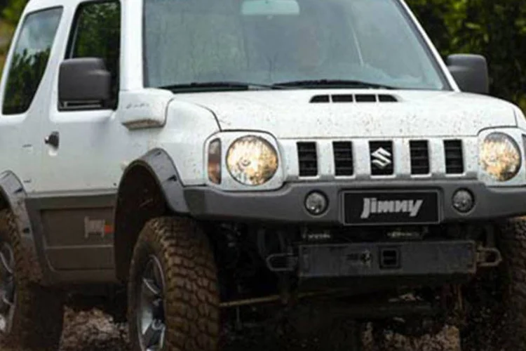 Suzuki Jimny: assim como um legítimo jipe, Jimny traz tração nas quatro rodas com acionamento manual, que pode ser acionada a até 100 km/h (Divulgação)