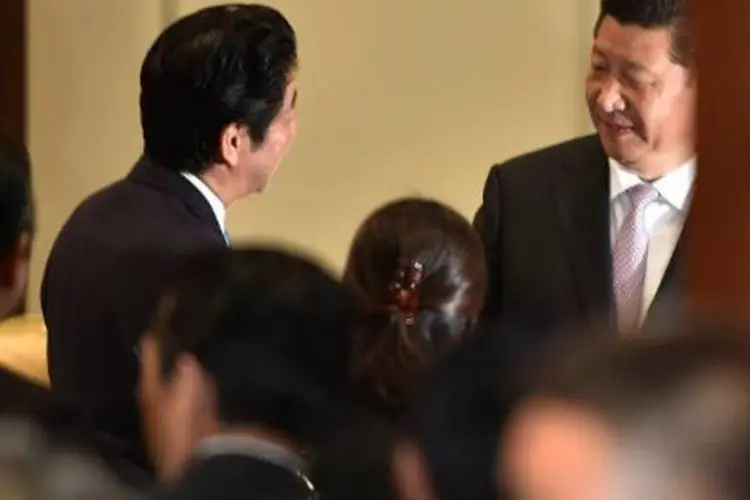 Xi Jinping e Shinzo Abe: encontro aconteceu à margem da cúpula Ásia-África na capital indonésia, Jacarta, e durou meia hora, segundo uma fonte japonesa (Bay Ismoyo/AFP)