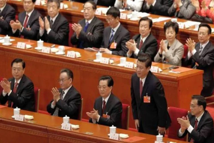Novo presidente: Xi Jinping levanta-se durante a reunião do Congresso
 (Getty Images)
