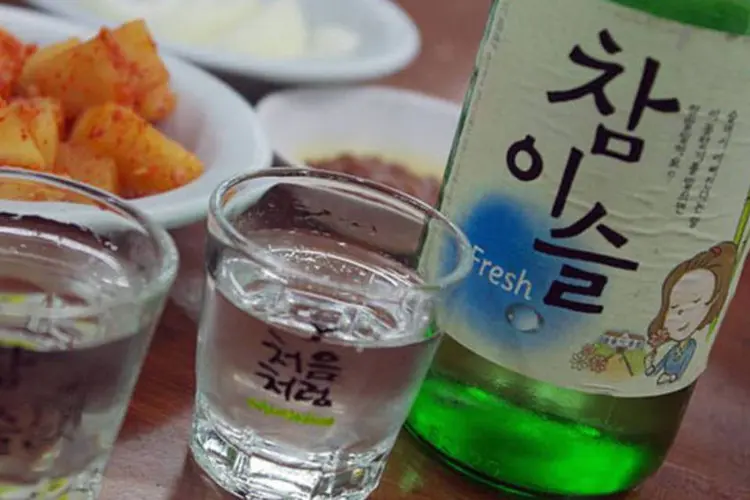 Soju é muito consumido durante as refeições, na Coreia do Sul (Wikimedia Commons)