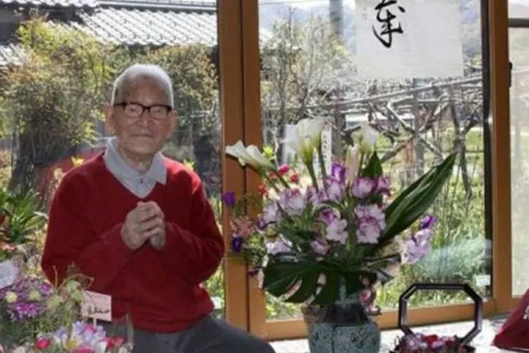 O japonês se tornou o homem mais velho do planeta em 14 de abril de 2011, quando morreu, aos 114 anos, o americano Walter Breuning, que até então ostentava o recorde (Kyotango City/AFP)