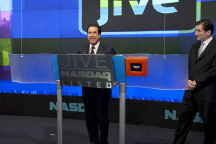 Tony Zingale, chairman e CEO da Jive Software, ao lado de Robert Greifeld, CEO e presidente da Nasdaq, durante a IPO da companhia na bolsa, em Nova York (Scott Eells/Bloomberg)