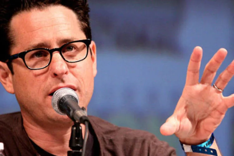 JJ Abrams: cineasta irá dirigir novo filme da franquia "Guerra nas Estrelas". Roteiro será feito por Michael Arndt (Wikipedia)