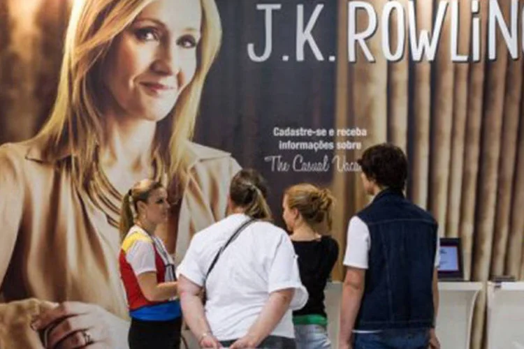
	Visitantes recebem informa&ccedil;&otilde;es sobre o novo romance da brit&acirc;nica J.K. Rowling em S&atilde;o Paulo: o livro aborda quest&otilde;es como a depend&ecirc;ncia de hero&iacute;na e prostitui&ccedil;&atilde;o
 (Yasuyoshi Chiba/AFP)