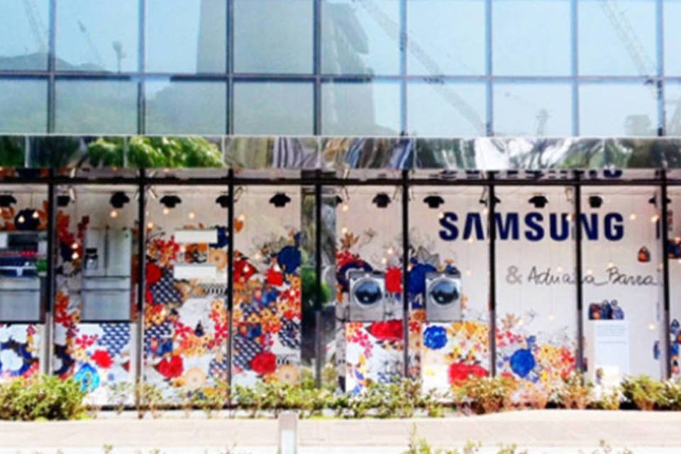 Samsung usa vitrine externa de shopping para divulgação