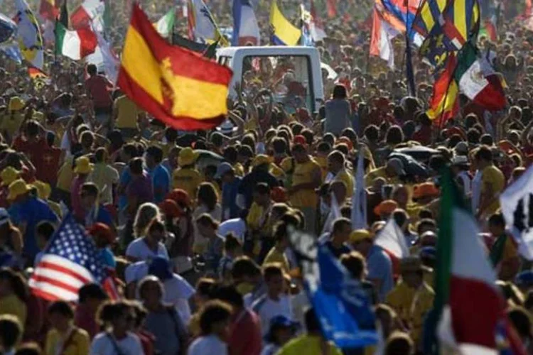 Pessoas de diversas nacionalidades se despedem do papa em Madri (Getty images)