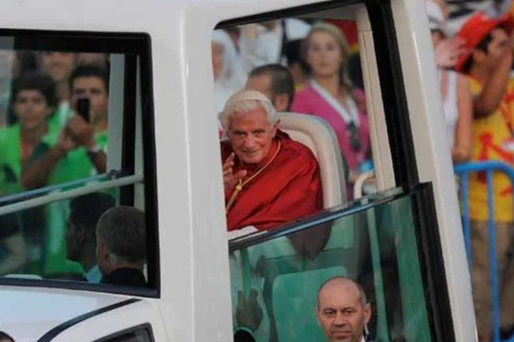 Bento XVI andou entre o povo durante visita na Espanha, protegido em seu carro blindado (Getty Images)