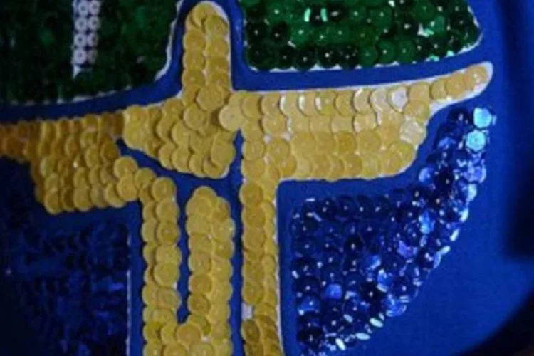 
	Blusa com s&iacute;mbolo da Jornada Mundial da Juventude: no total, 1,2 mil ve&iacute;culos ser&atilde;o representados pelo contingente de jornalistas.
 (Reprodução/rio2013.com)