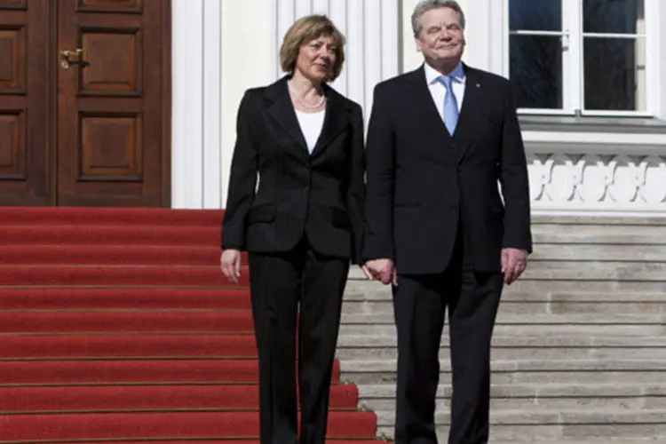 Joachim Gauck, de 72 anos e independente, entrou no Palácio de Bellevue, a sede presidencial, acompanhado da primeira-dama, a jornalista Daniela Schadt (Carsten Koall/Getty Images)