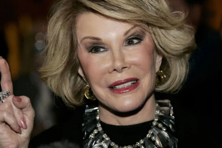 
	Comediante Joan Rivers conversa com jornalistas ao chegar em uma festa de gala, em uma foto de novembro de 2008
 (Molly Riley/Reuters)