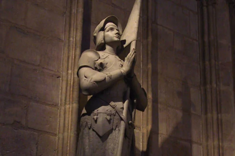 Estátua de Joana d'Arc na Catedral de Notre-Dame de Paris: na França existem milhares de praças com esculturas dedicadas a ela (Wikimedia Commons/Divulgação)